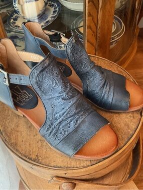 Miz Mooz Navy Blue Leather Open-Toe Embroidered Slingback Sandals 38W